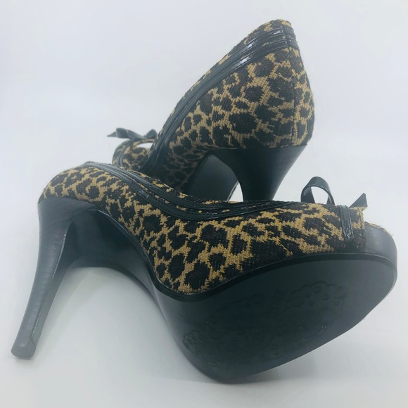 Leopard Print Peep-Toe Me Too Heels - Picture 5 of 7